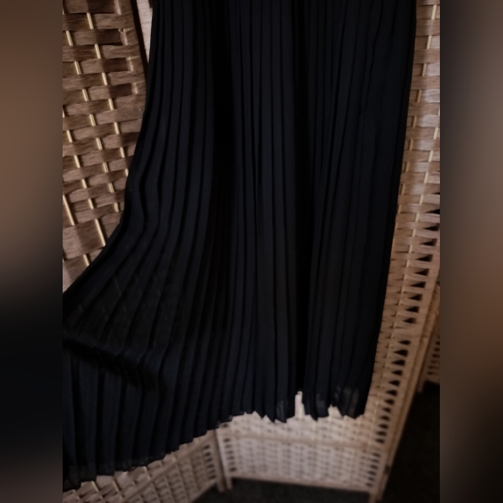 Like New Divided dress - Picture 3 of 10